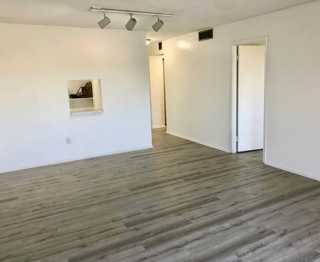7820 Camino Real, Unit J-419 in Miami, FL - Building Photo - Building Photo