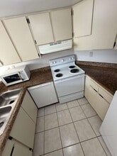 6995 NW 186th St in Hialeah, FL - Foto de edificio - Building Photo