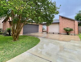2126 Collingsfield Dr in Sugar Land, TX - Building Photo