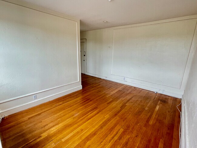 2015 Commonwealth Ave, Unit 27 in Auburndale, MA - Building Photo - Building Photo