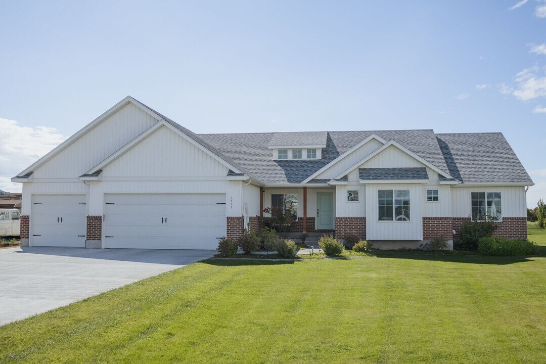 3951 Woodland Dr in Rexburg, ID - Building Photo