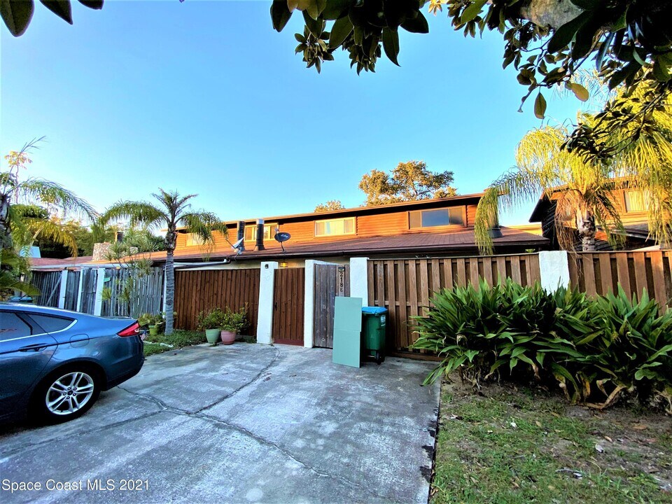 218 Long Point Rd in Cape Canaveral, FL - Building Photo
