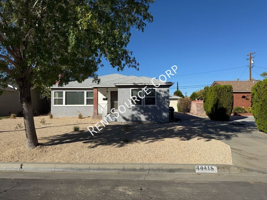 44415 Lowtree Ave in Lancaster, CA - Building Photo