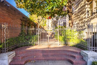 2141 NW Davis St in Portland, OR - Building Photo - Building Photo