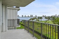 801 Lake Shore Dr in West Palm Beach, FL - Building Photo - Building Photo