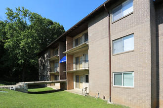 Del Vista Apartments in Lanham, MD - Building Photo - Building Photo