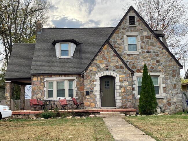 433 N Cypress St, Unit B in Florence, AL - Building Photo - Building Photo