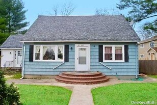 117 Blydenburgh Ave in Smithtown, NY - Building Photo