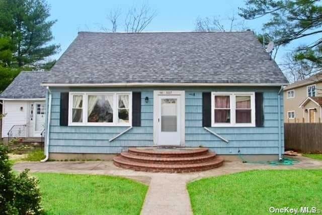 property at 117 Blydenburgh Ave