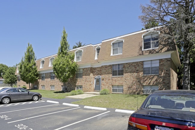 Colonial Apartments in Champaign, IL - Building Photo