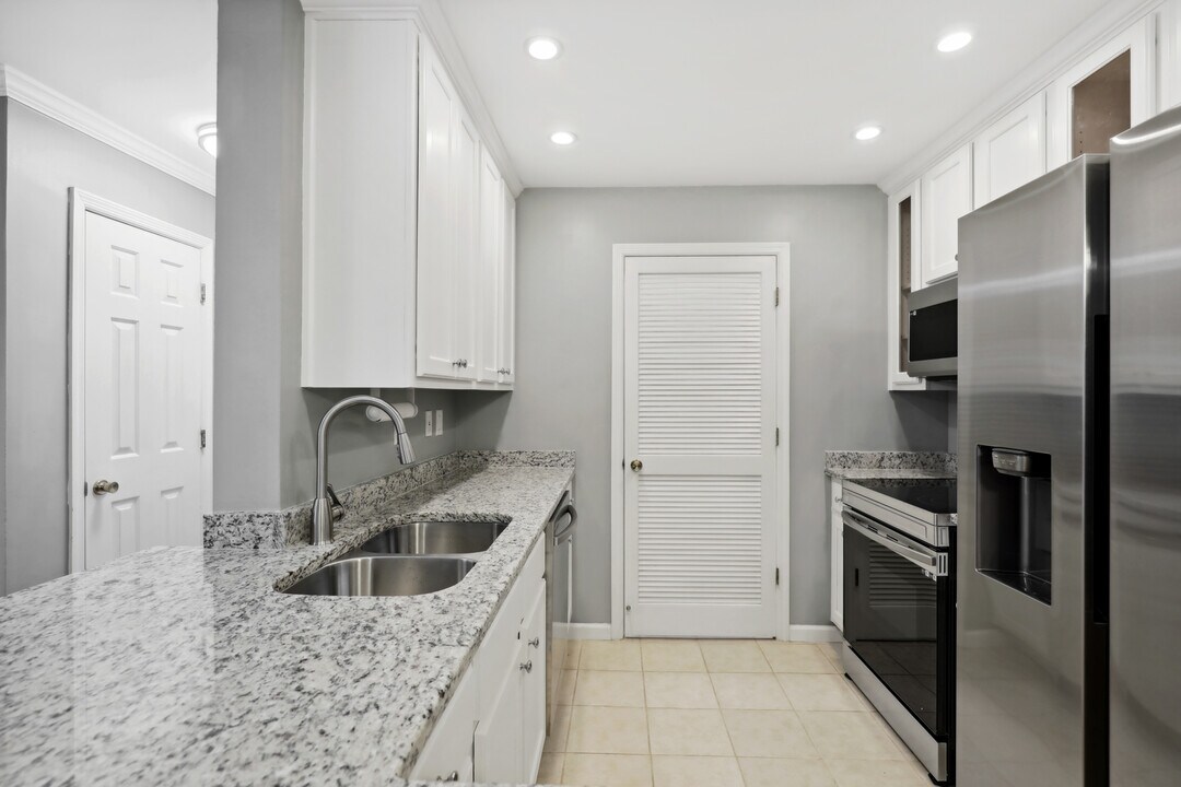 514 Granville Ct, Unit 514 in Atlanta, GA - Building Photo