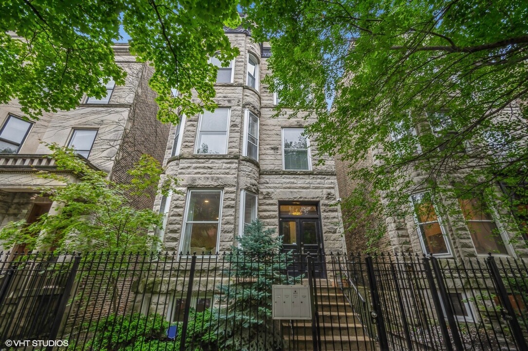 927 W Newport Ave in Chicago, IL - Building Photo