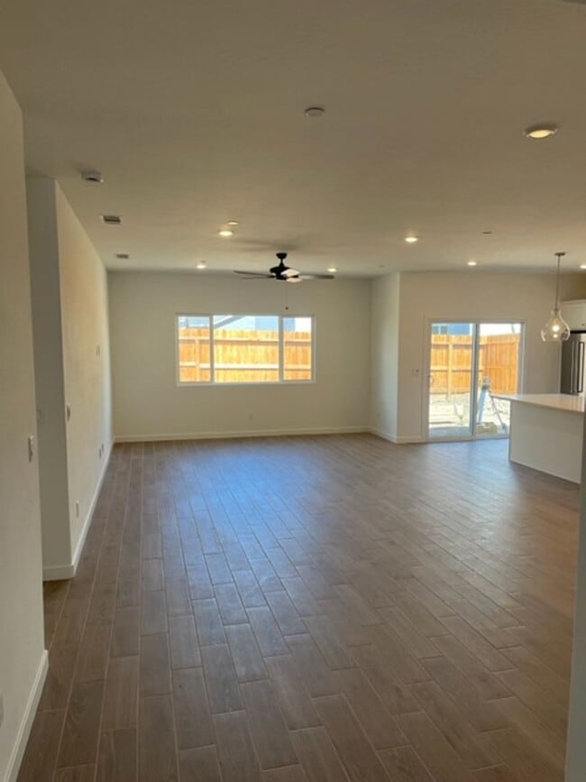 2496 W Claridge Way in Hanford, CA - Building Photo - Building Photo