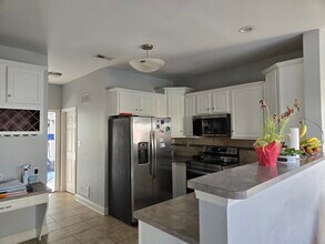 17001 Piton Way in Louisville, KY - Foto de edificio - Building Photo