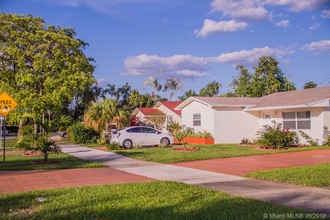 4122 N Circle Dr-Unit -2 in Hollywood, FL - Building Photo - Building Photo