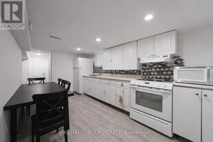 46 Centre St E in Richmond Hill, ON - Building Photo