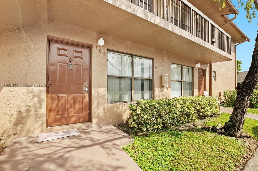 10053 Winding Lake Rd in Sunrise, FL - Building Photo
