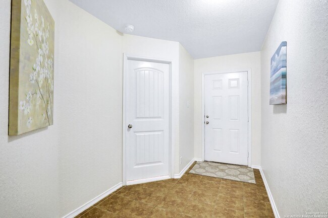 446 Eastern Phoebe in San Antonio, TX - Building Photo - Building Photo