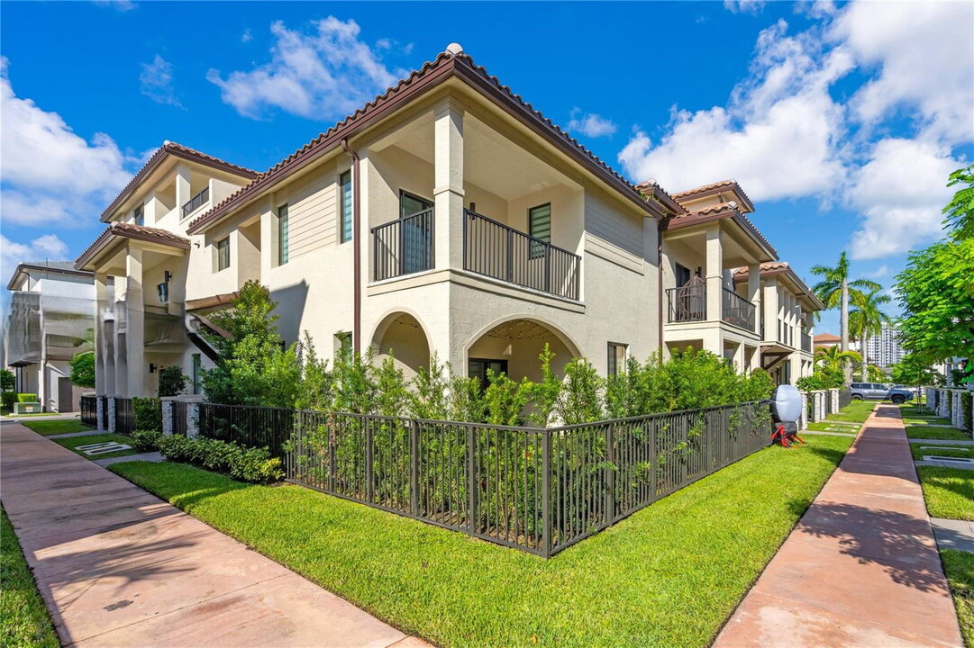 4608 NW 83rd Pkwy in Doral, FL - Building Photo
