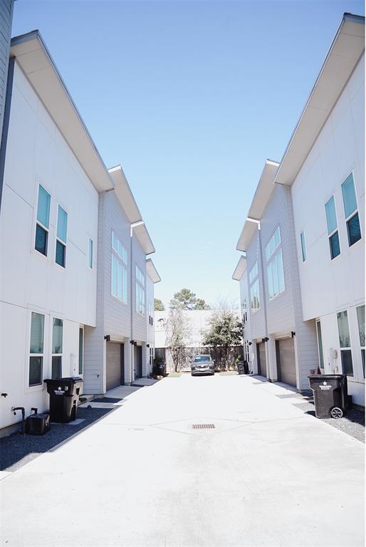 2210 Lou Ellen Ln in Houston, TX - Building Photo - Building Photo