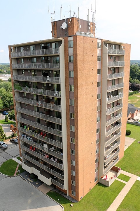 Leamington Towers in Leamington, ON - Building Photo