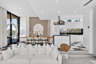 11 Century Ln in Miami Beach, FL - Building Photo - Building Photo