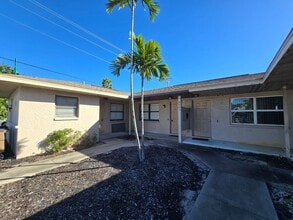 4803 Triton Ct E in Cape Coral, FL - Foto de edificio - Building Photo