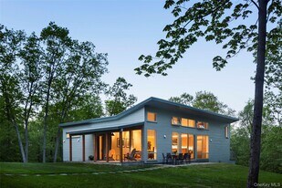 425 Lake Dr in Rhinebeck, NY - Building Photo