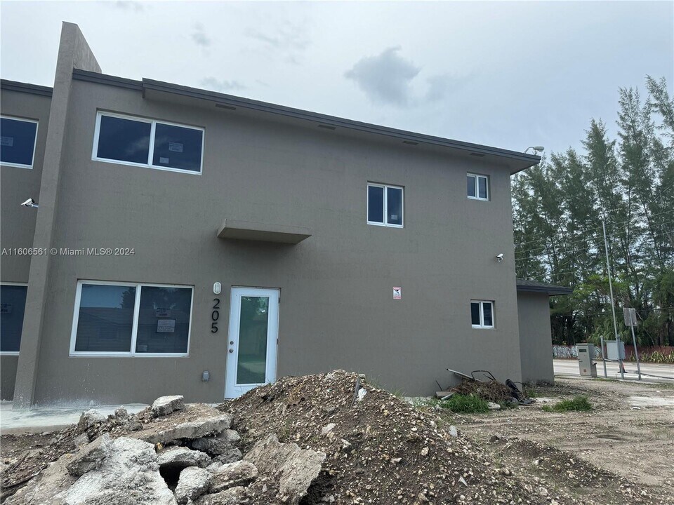 205 NW 159th St-Unit -205 in Miami, FL - Building Photo
