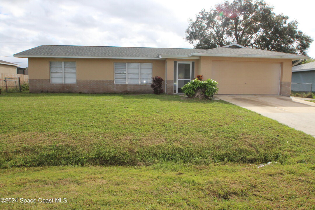 1040 Hosbine St SE in Palm Bay, FL - Building Photo