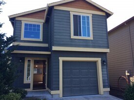 410 Lair Ln in Newberg, OR - Building Photo