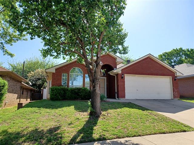 5919 Sterling Green Trail in Arlington, TX - Foto de edificio