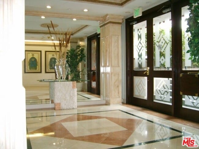 121 N Almont Dr in Beverly Hills, CA - Building Photo - Building Photo