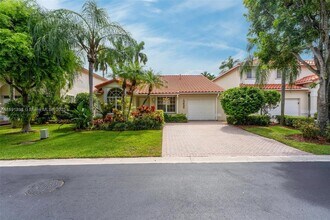 10635 NW 54th St in Doral, FL - Foto de edificio - Building Photo