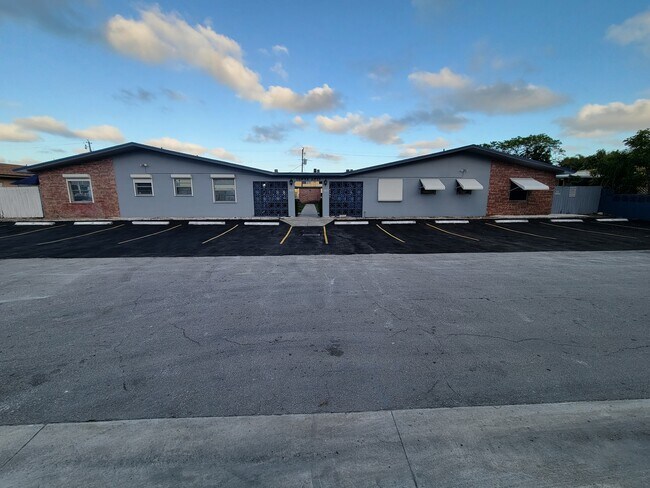 1821 N 17th Ct in Hollywood, FL - Foto de edificio - Building Photo