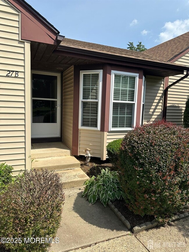 27B Benjamin Franklin Dr in Monroe Township, NJ - Building Photo - Building Photo
