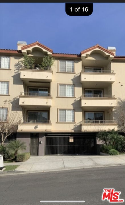 property at 962 S Gramercy Dr