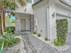 1130 Rio Ct in Lighthouse Point, FL - Foto de edificio - Building Photo