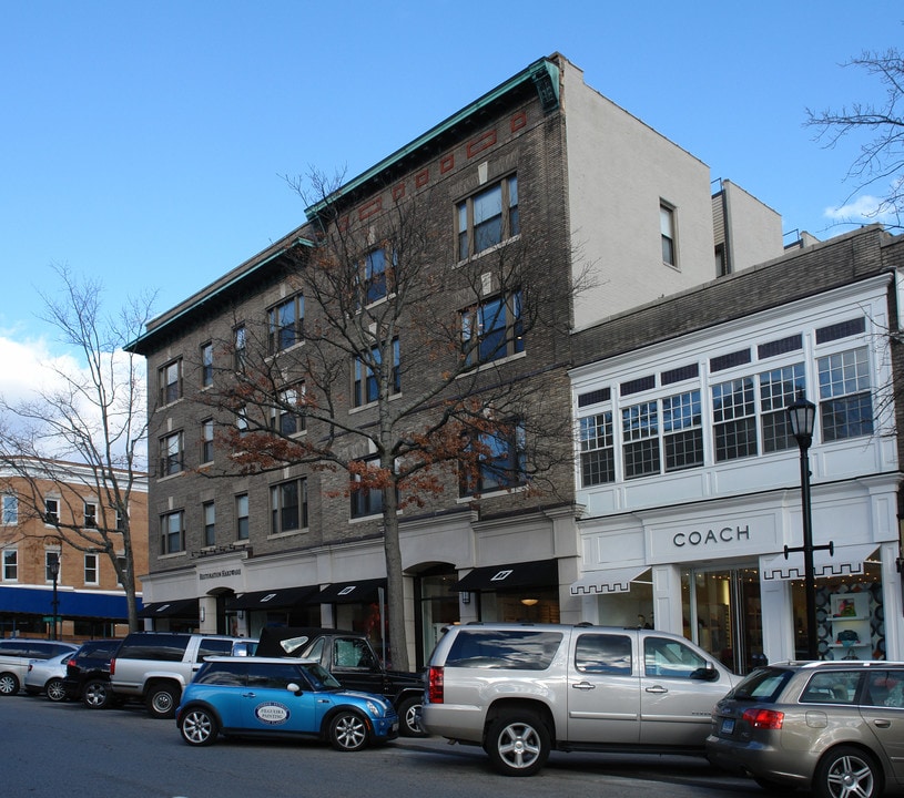 239 Greenwich Ave in Greenwich, CT - Building Photo