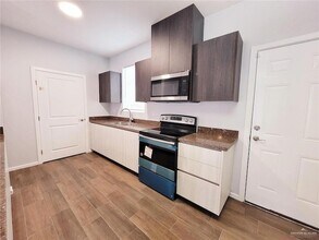 3409 Fuerte Ave, Unit 4 in McAllen, TX - Foto de edificio - Building Photo