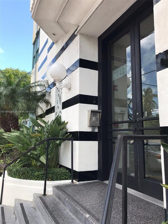 2421 Lake Pancoast Dr, Unit 8A in Miami Beach, FL - Foto de edificio