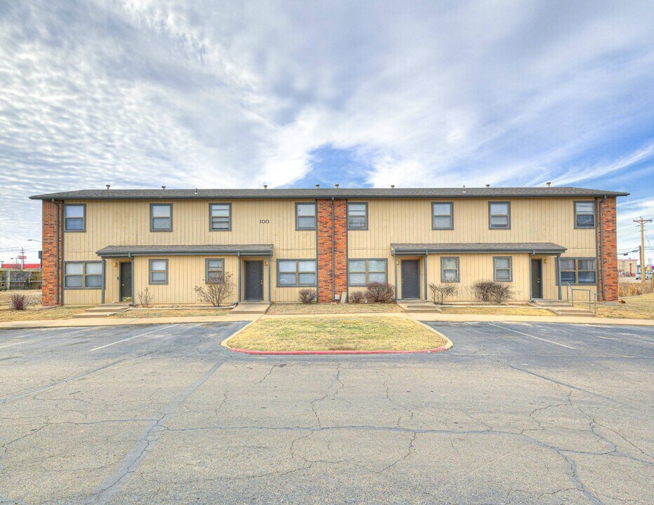 1501 E Bradley Ave in Ponca City, OK - Building Photo