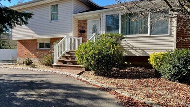 139 Cold Spring Rd in Syosset, NY - Building Photo - Building Photo