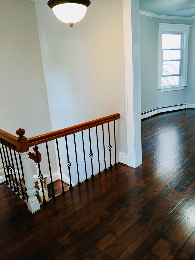 216 Wegman Pky, Unit Floor 2 in Jersey City, NJ - Foto de edificio - Building Photo