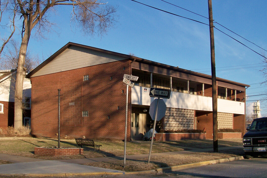 2200 Iowa Street in Granite City, IL - Foto de edificio