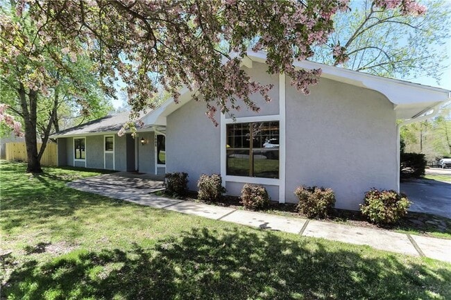 1005 Robin Haven Dr in Bentonville, AR - Foto de edificio - Building Photo