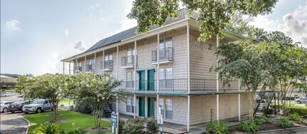 River Oaks Apartments in Lafayette, LA - Building Photo - Building Photo