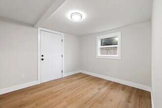 920 W 20th Ave in Eugene, OR - Foto de edificio - Building Photo