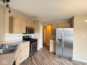 7006 Long Run Dr in Indianapolis, IN - Building Photo - Building Photo