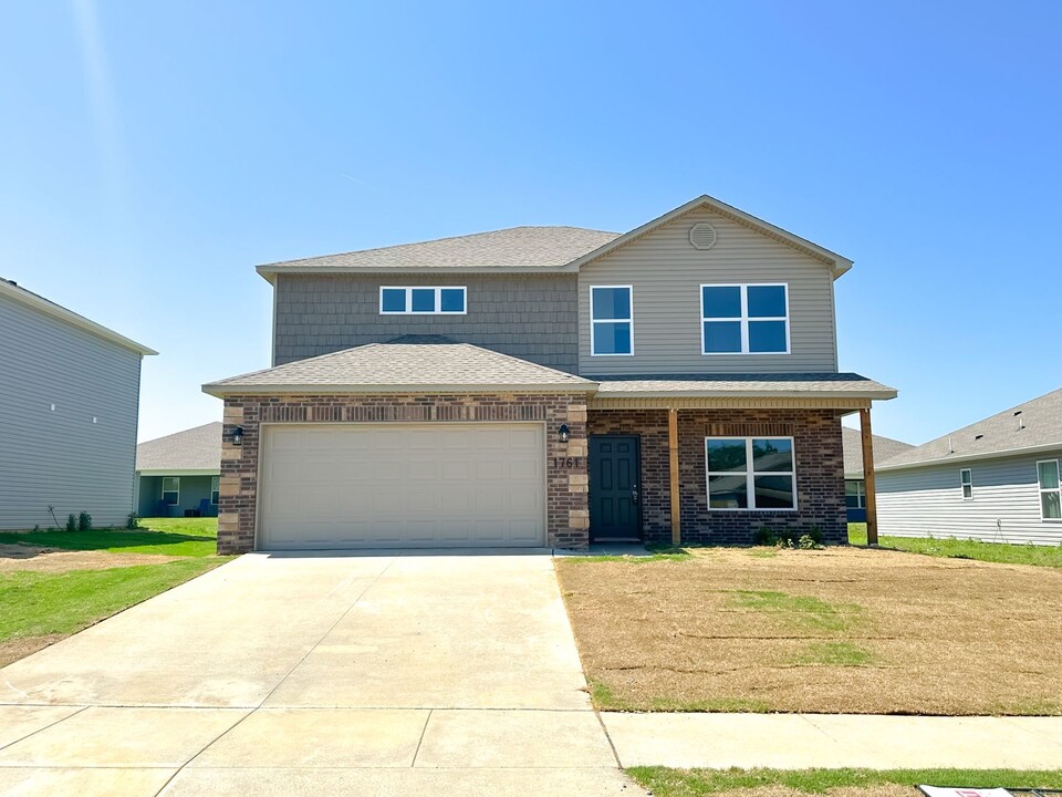 1761 Eveningshade Ln in Centerton, AR - Building Photo